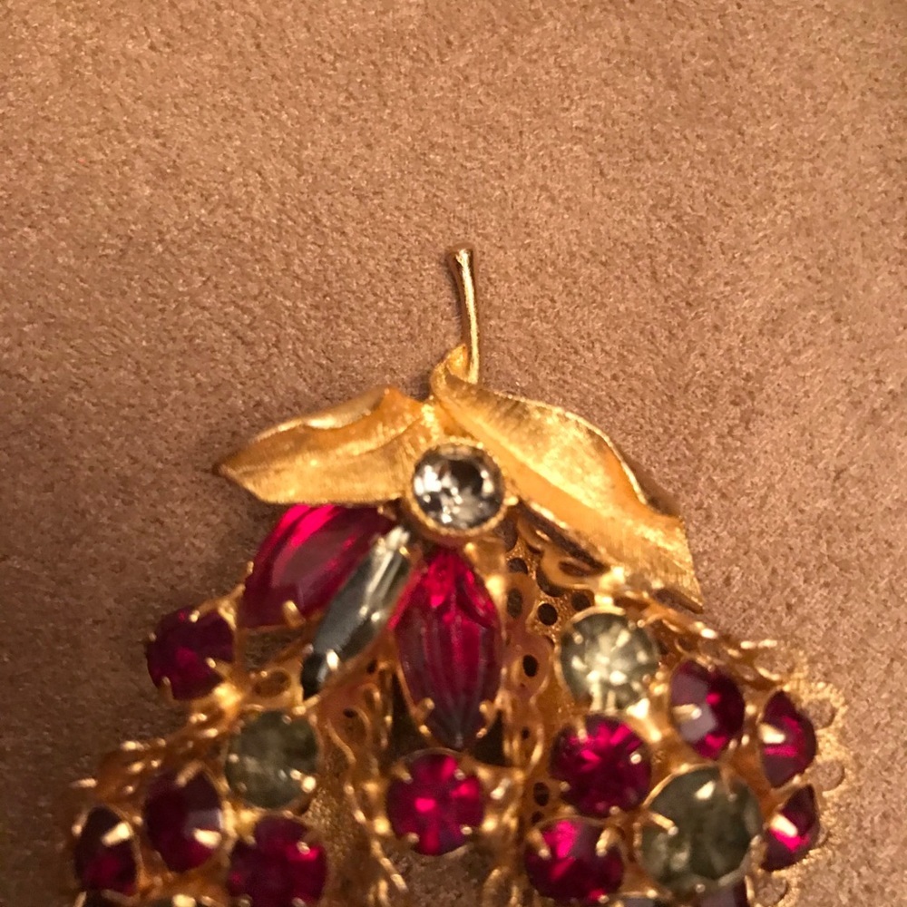 Vintage brooch red and green rhinestones - Picture 5 of 8